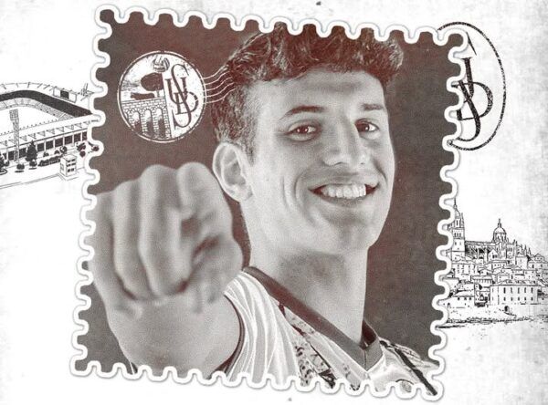 Sergio Rivas sonriente con el logo del Salamanca UDS en el fondo
