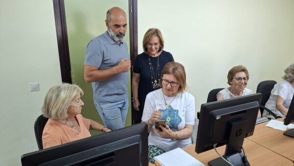 Personas mayores recibiendo asesoramiento tecnológico en Salamanca