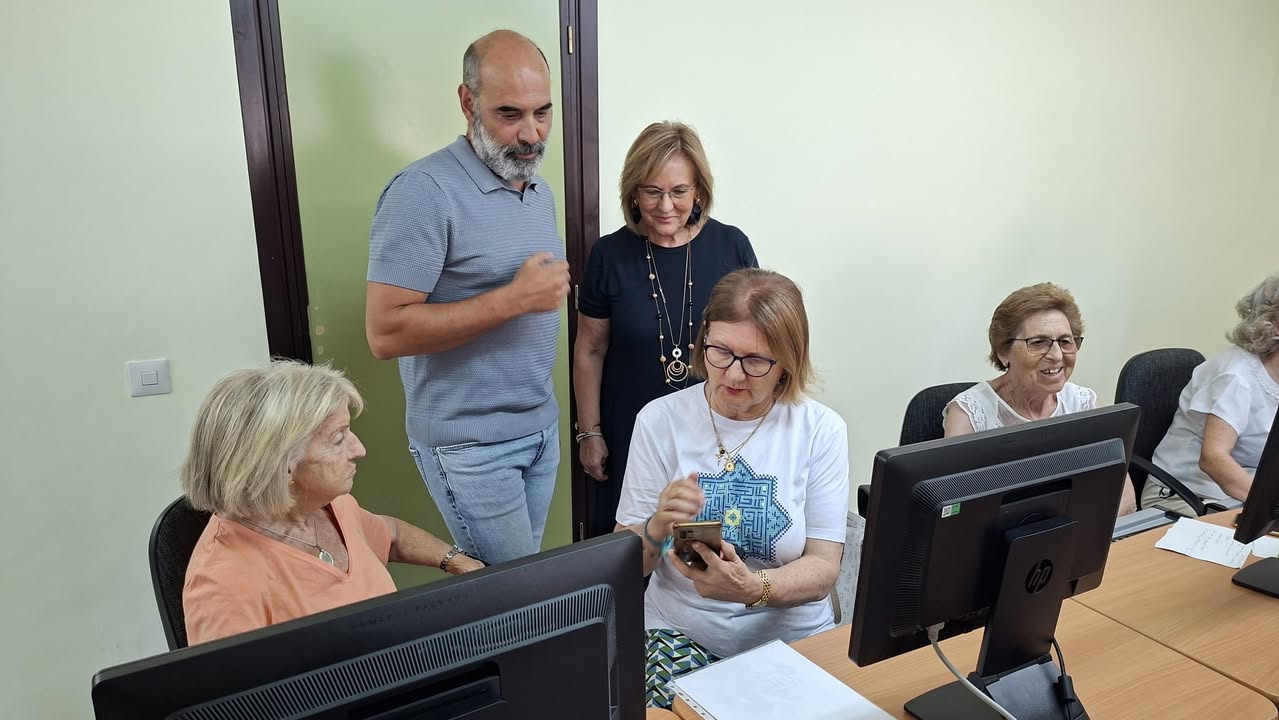 Personas mayores recibiendo asesoramiento tecnológico en Salamanca