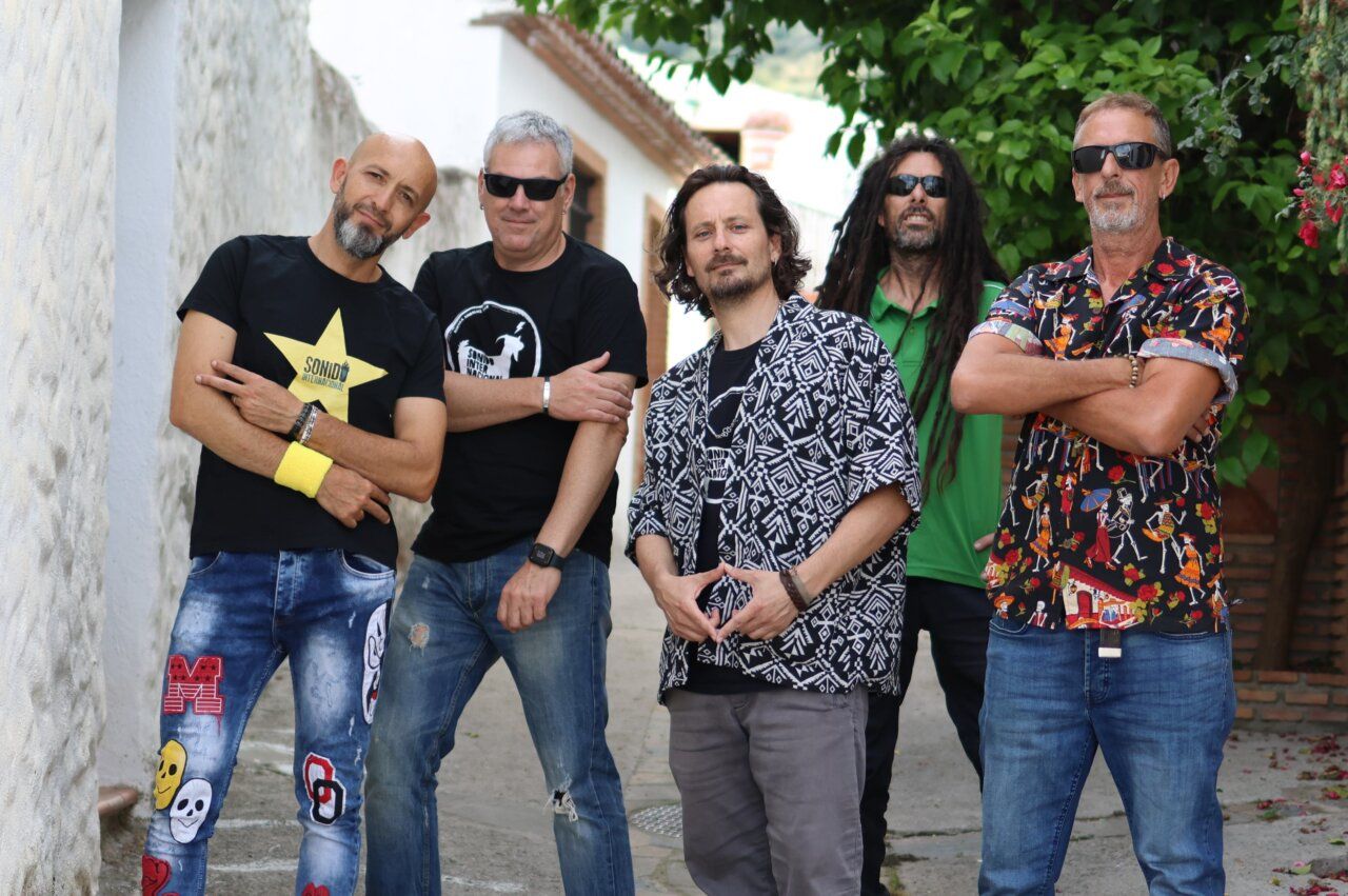 Miembros de la banda Sonido Internacional posando en la calle