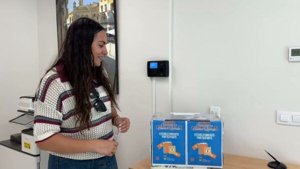Mujer participando en el sorteo de bonos de comercio en Ciudad Rodrigo