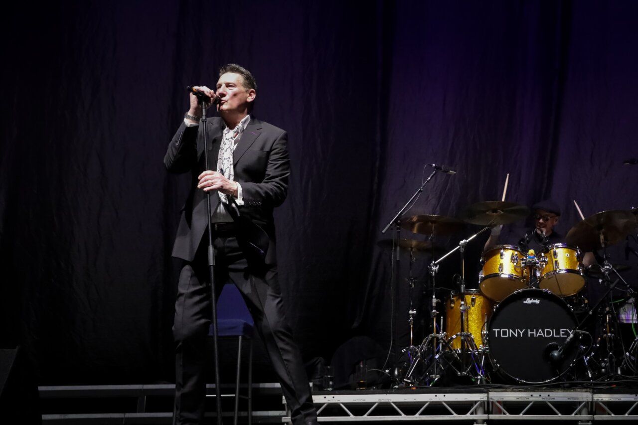 Tony Hadley cantando en un concierto en Salamanca