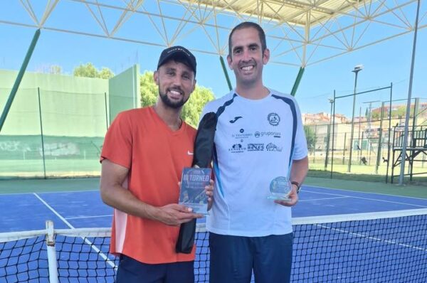 Ganadores del torneo del Club Tenis y Pádel Alba Tormes sosteniendo trofeos