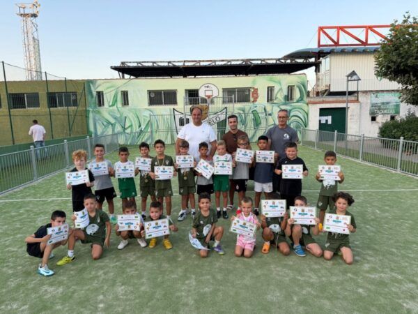 Niños posando con diplomas tras torneo de fútbol en Guijuelo