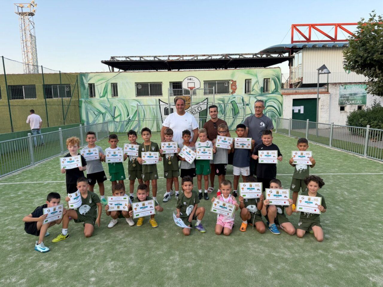 Niños posando con diplomas tras torneo de fútbol en Guijuelo