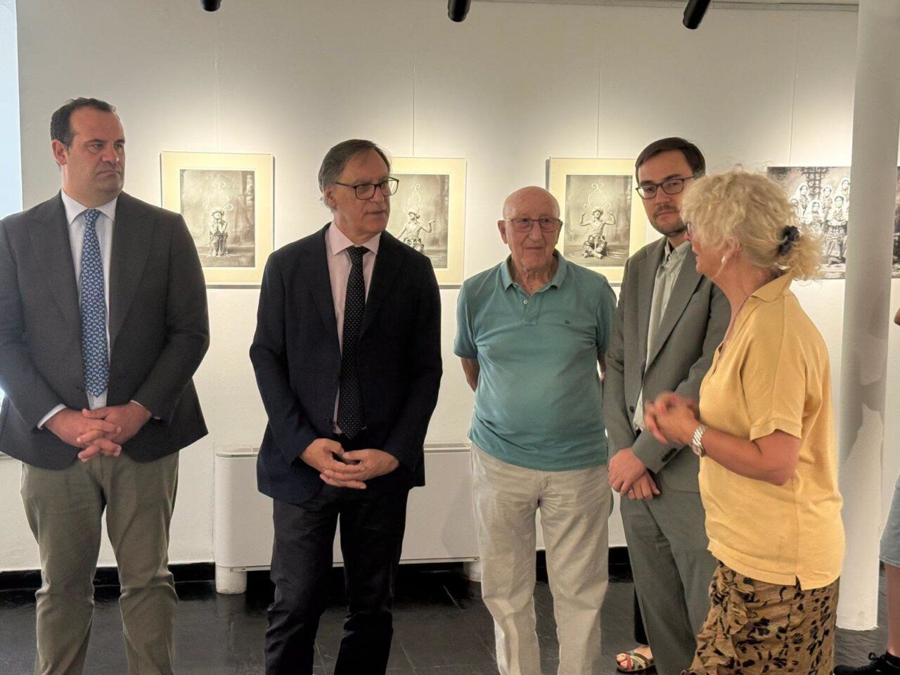Inauguración de la exposición en la Torre de los Anaya con varias personas conversando.