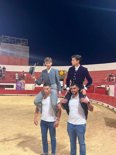Alumnos de la Escuela de Tauromaquia celebrando un triunfo en la plaza