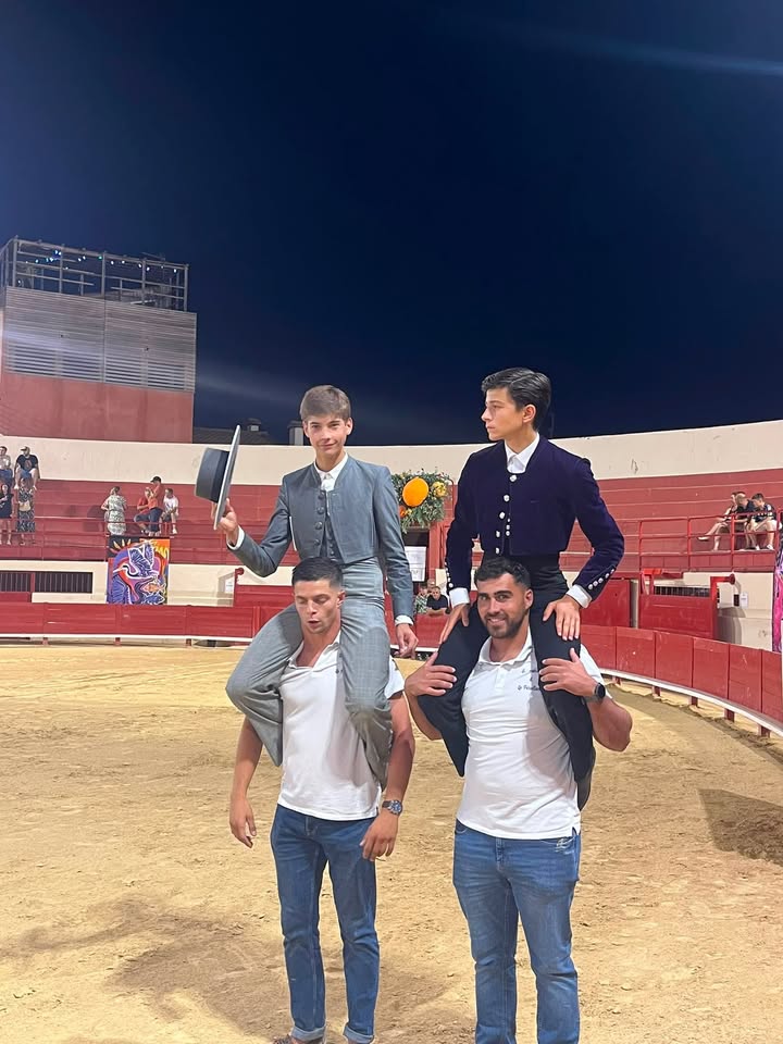 Alumnos de la Escuela de Tauromaquia celebrando un triunfo en la plaza