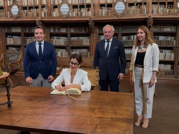 Firma de convenio en la Universidad de Salamanca para nueva cátedra de educación