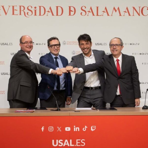 Representantes de USAL y Siemens celebrando la creación de una cátedra de innovación.