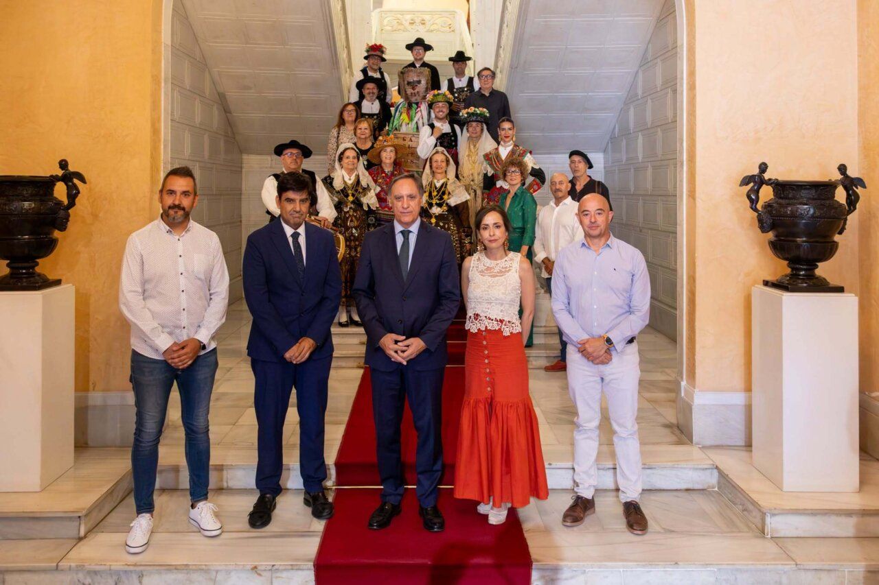 Presentación del V Festival Internacional de Folclore en Salamanca con participantes en trajes tradicionales.