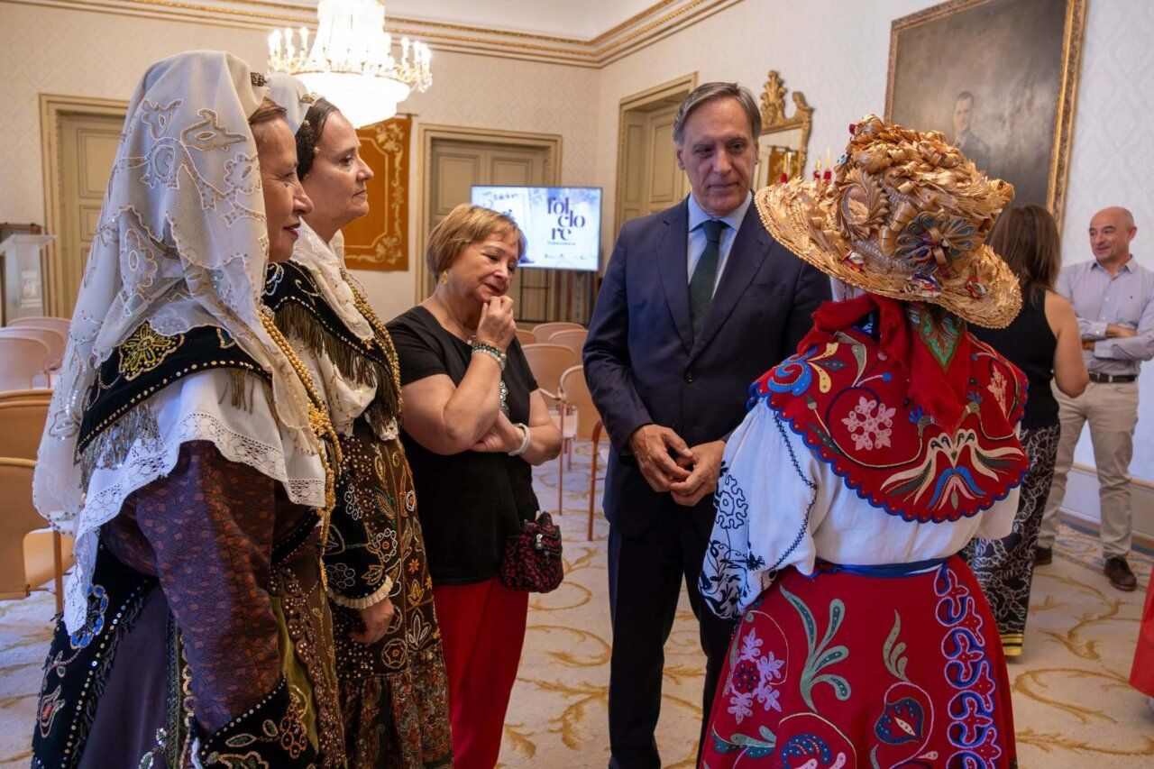 Personas conversando en el Festival Internacional de Folclore en Salamanca