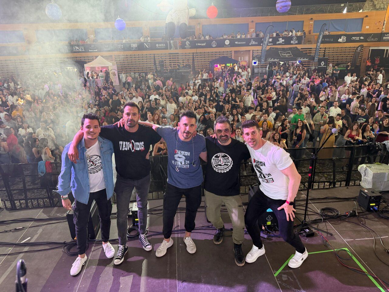 Miembros de la banda VanDidos en un concierto con público detrás
