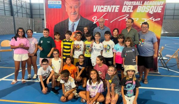 Vicente del Bosque con jóvenes en un campus de fútbol en Carbajosa de la Sagrada.