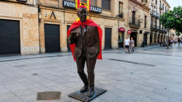 Estatua de Vicente del Bosque vestida con la bandera de España