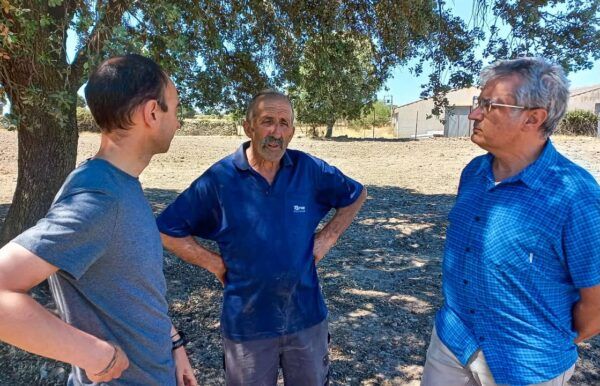 Representantes del PSOE conversando con ganaderos en Monleras