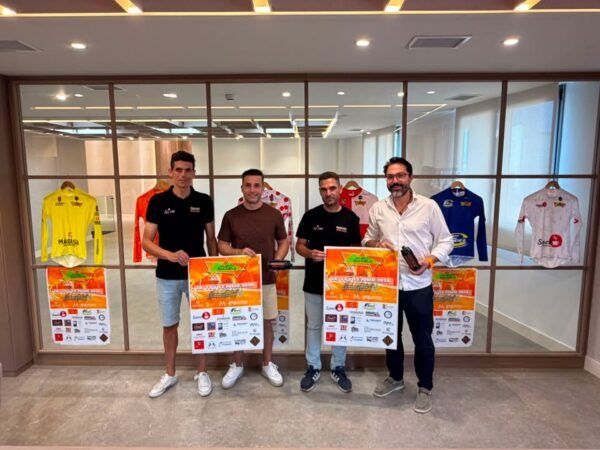 Presentación de la VI Vuelta a Guijuelo con ciclistas y carteles