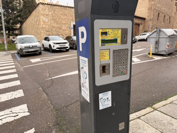 Parquímetro en zona ORA de Salamanca con vehículos estacionados