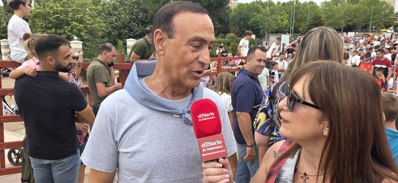 El alcalde de Carbajosa durante una entrevista en las fiestas locales.