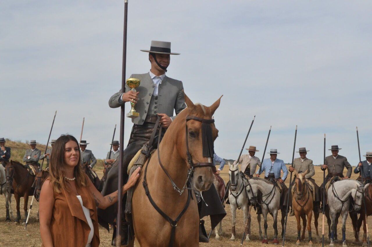 Carlos Vizcaya en caballo sosteniendo un trofeo en el concurso de doma.