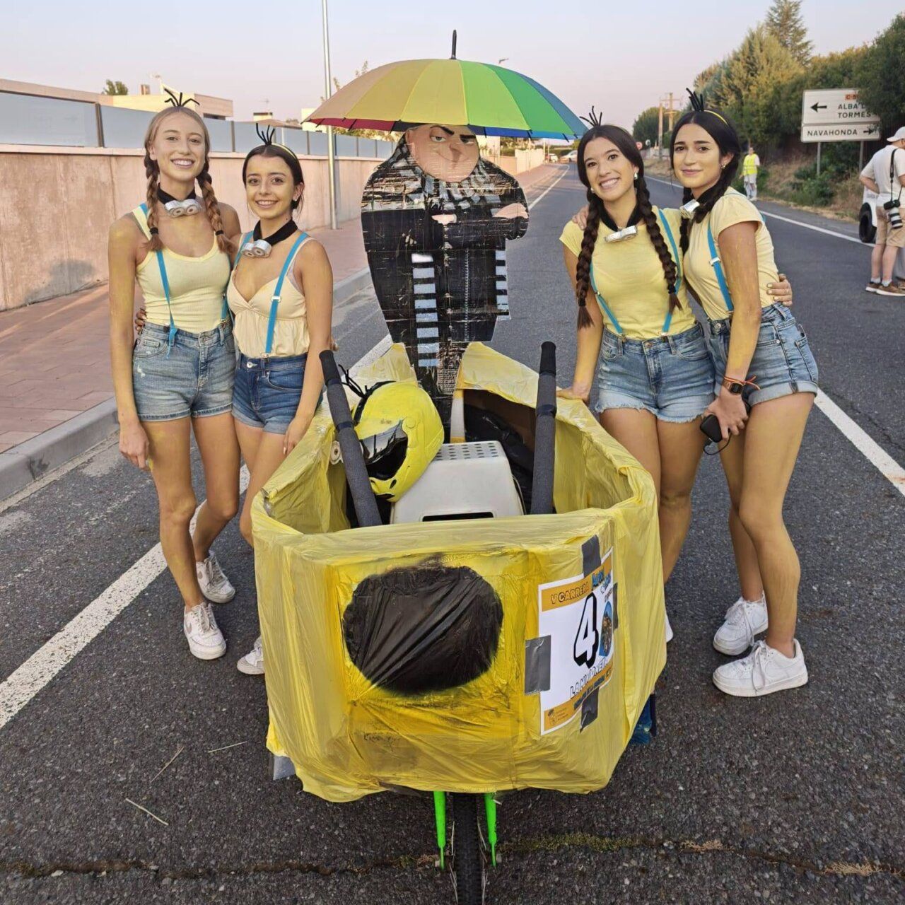 Participantes en la V Carrera de Autos Locos con un vehículo original