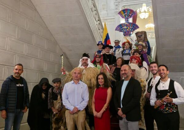 Grupo de personas en el Festival Internacional de Folclore en Salamanca