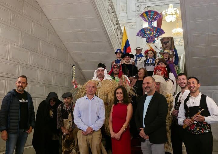 Grupo de personas en el Festival Internacional de Folclore en Salamanca