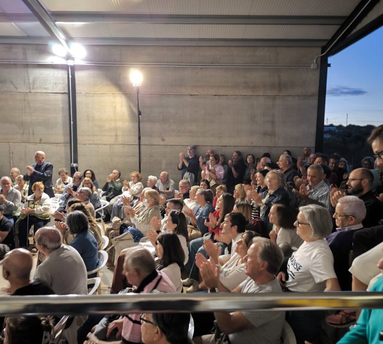 Multitud aplaudiendo en la entrega del Premio Provincia en Ciudad Rodrigo