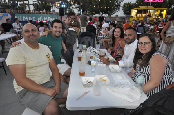 Grupo de personas disfrutando de comida en Aldeatejada