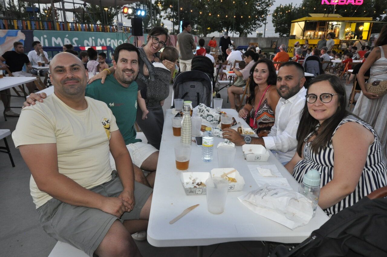 Grupo de personas disfrutando de comida en Aldeatejada