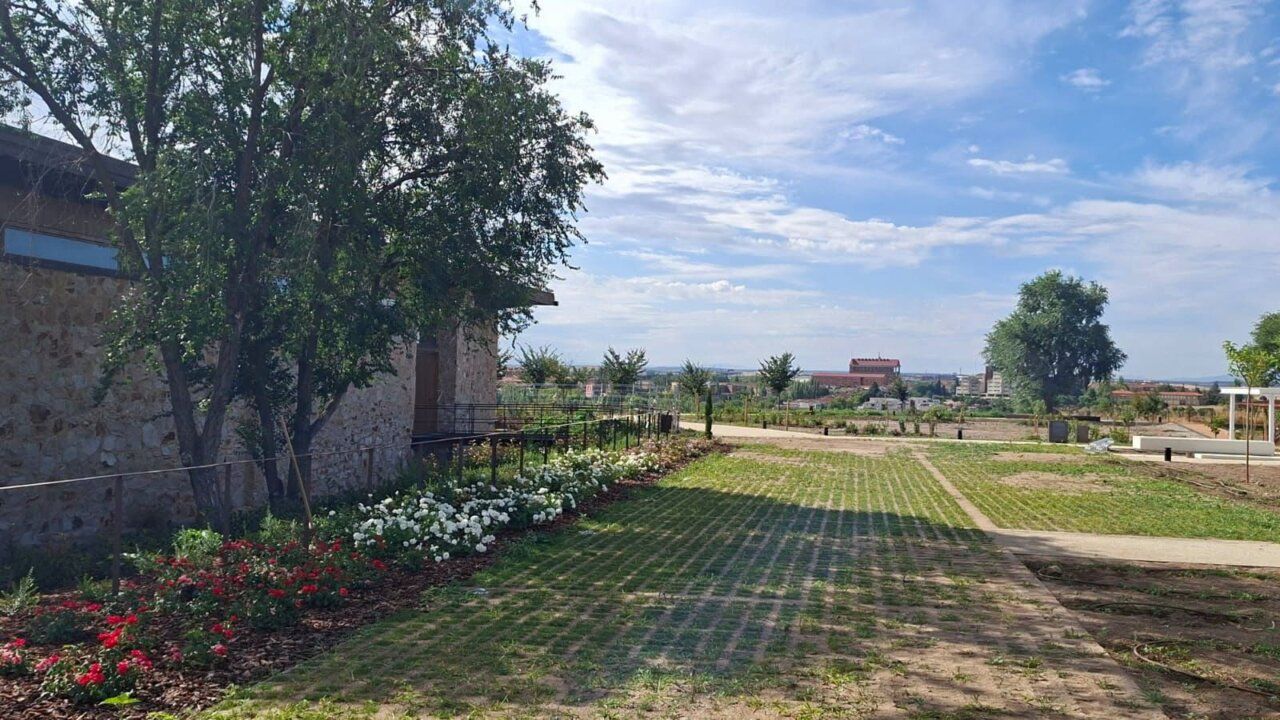 Vista del Ayuntamiento de Salamanca con jardines y paisaje natural