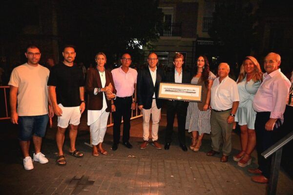 Borja Jiménez junto a un grupo de personas en la inauguración del Martes Chico.