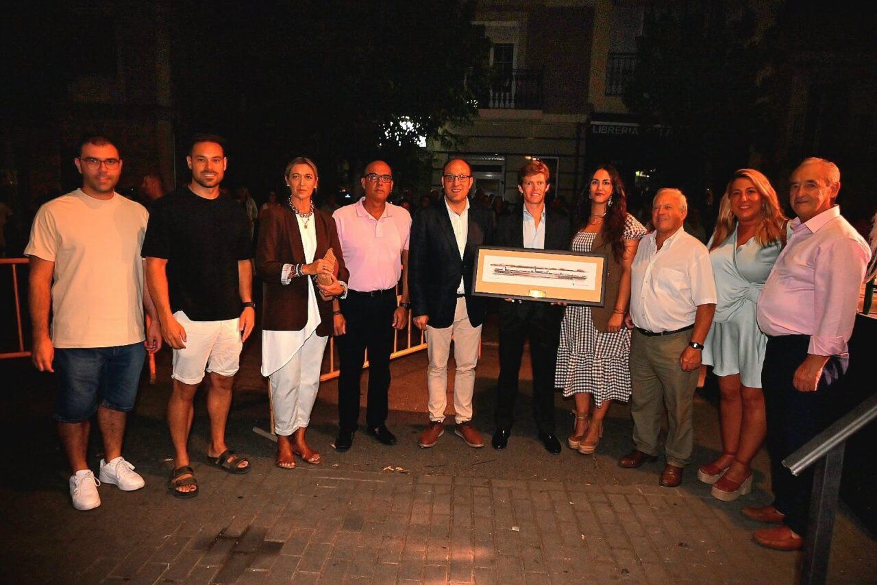Borja Jiménez junto a un grupo de personas en la inauguración del Martes Chico.