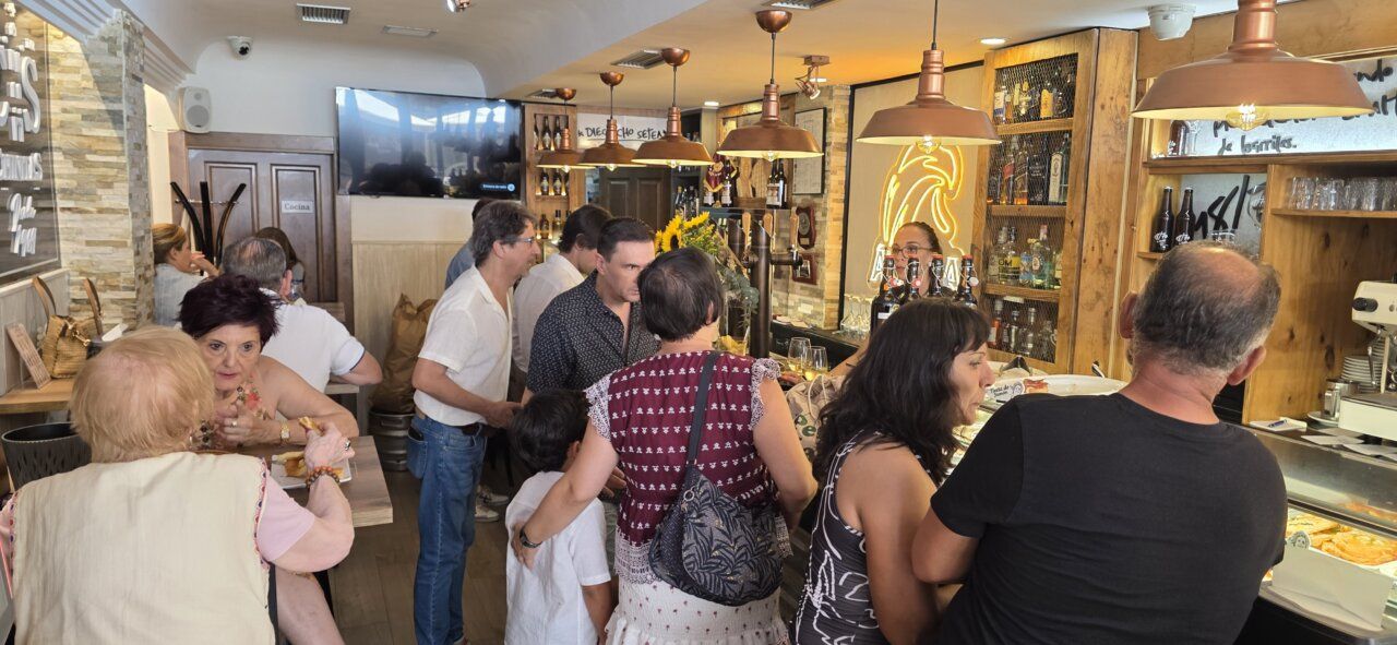 Clientes disfrutando de tapas en el Café Bar Chinitas