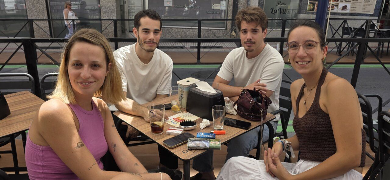 Clientes disfrutando en la terraza del Café Bar Chinitas en agosto