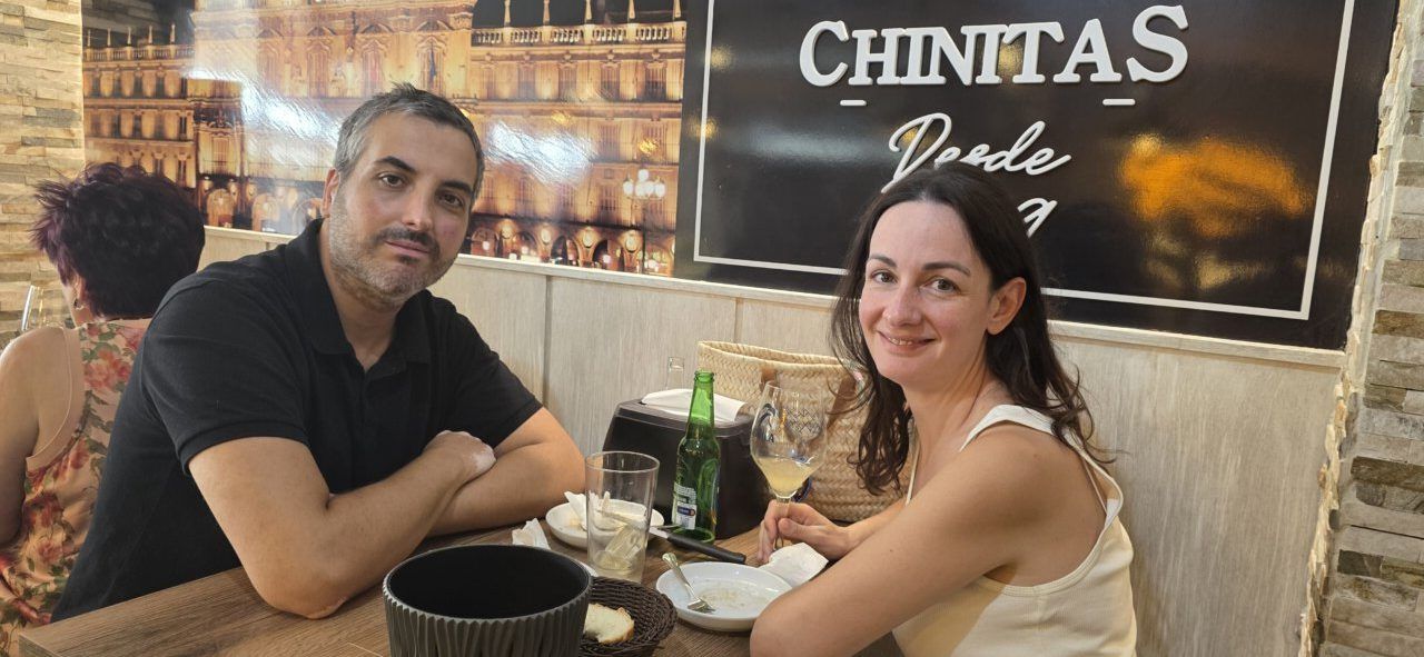 Clientes disfrutando de tapas en el Café Bar Chinitas