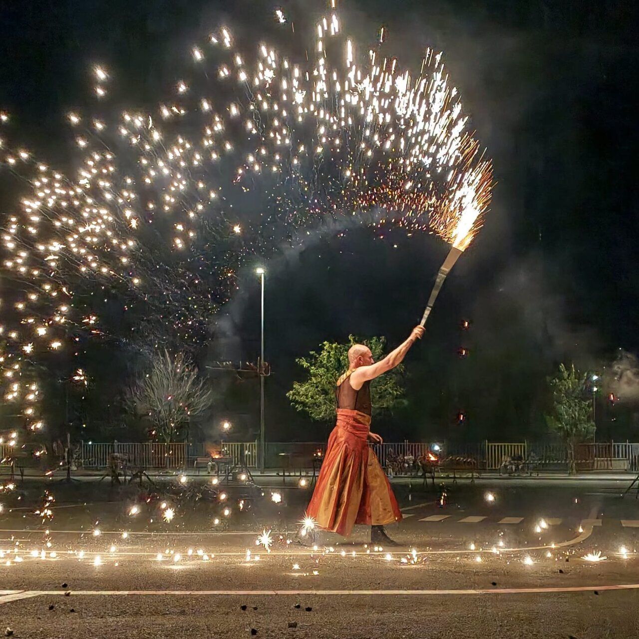 Artista de fuego en el espectáculo Dancefoc en Carbajosa de la Sagrada
