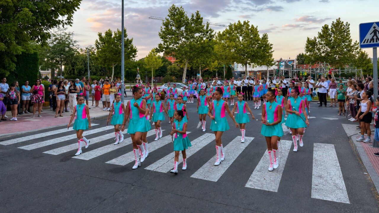 Majorettes desfilando en Carbajosa de la Sagrada durante las fiestas