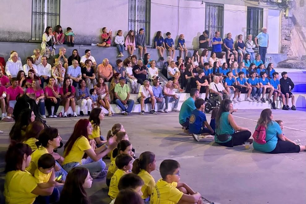 Multitud de personas disfrutando de las fiestas de San Sebastián en Cipérez