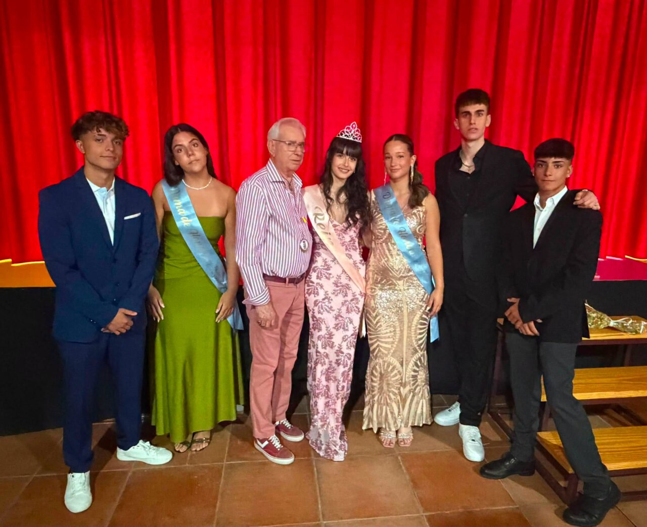 Grupo de personas en la inauguración de las fiestas de San Sebastián en Cipérez