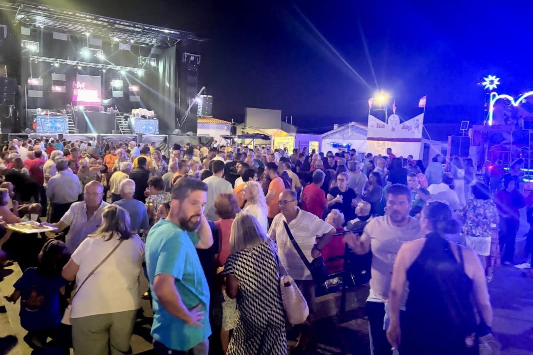 Multitud de personas celebrando las fiestas de San Sebastián en Cipérez