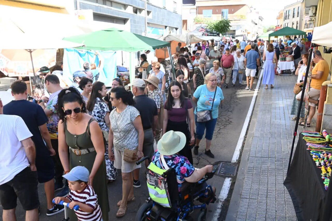 Multitud en el Martes Chico de Ciudad Rodrigo con puestos y ambiente festivo
