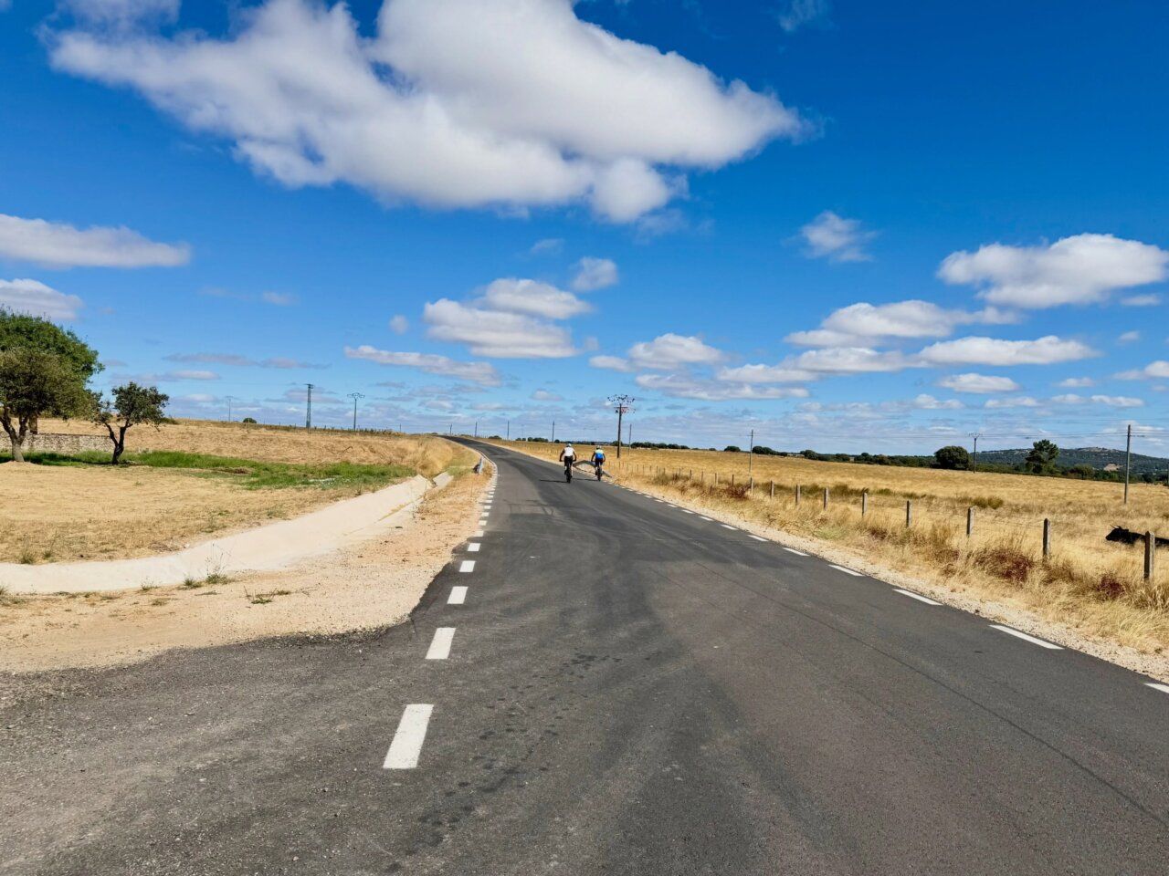 Carretera DSA-460 reformada en Salamanca con cielo azul y nubes