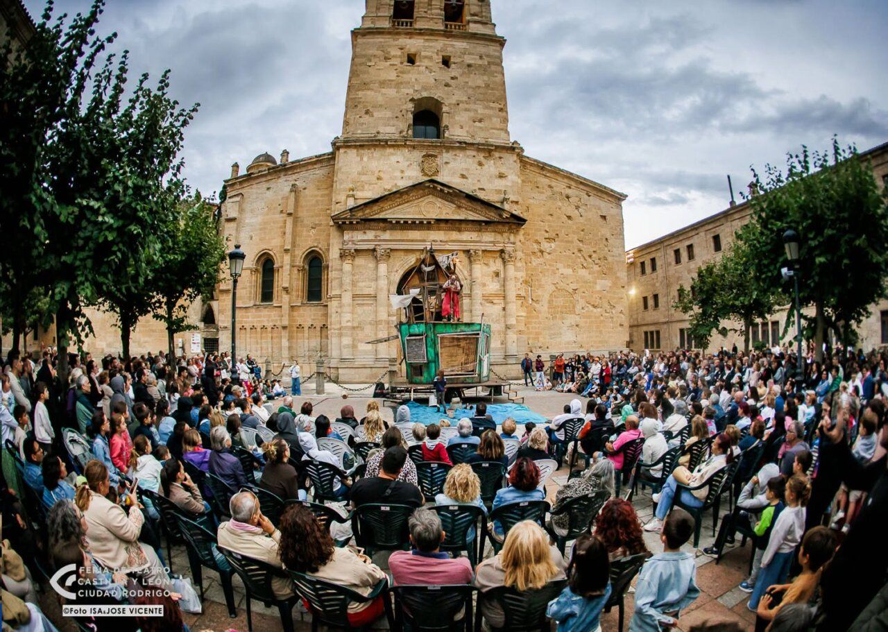 Espectadores disfrutando de una obra de teatro en Ciudad Rodrigo.