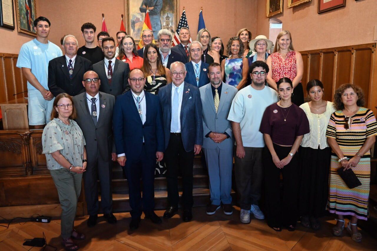 Ceremonia de hermanamiento entre Ciudad Rodrigo y Franklin con autoridades y ciudadanos.