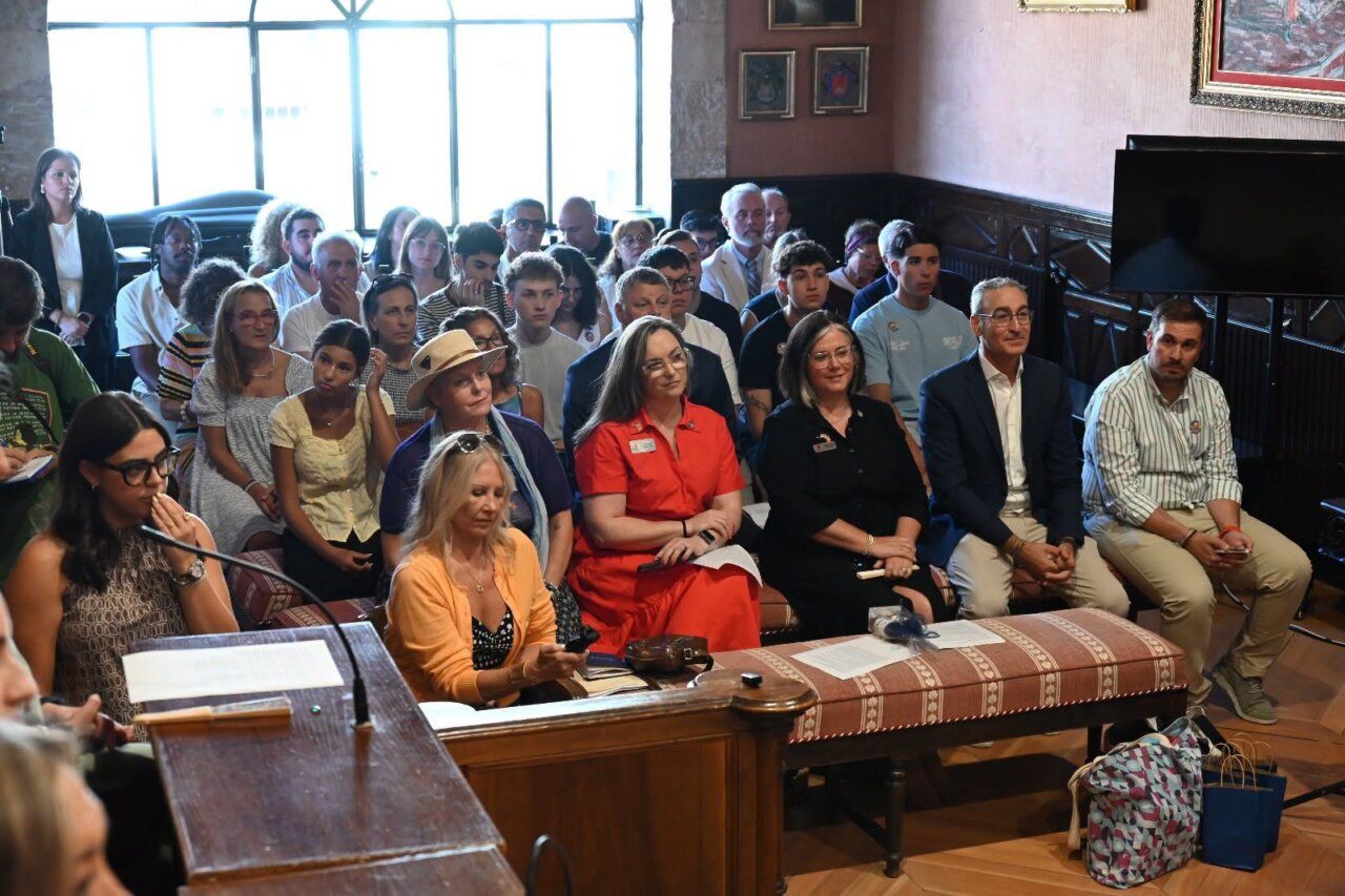 Ceremonia de hermanamiento entre Ciudad Rodrigo y Franklin con asistentes
