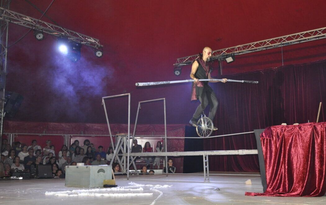 Artista Henriko realizando un acto de equilibrio en el espectáculo 'El hechicero'
