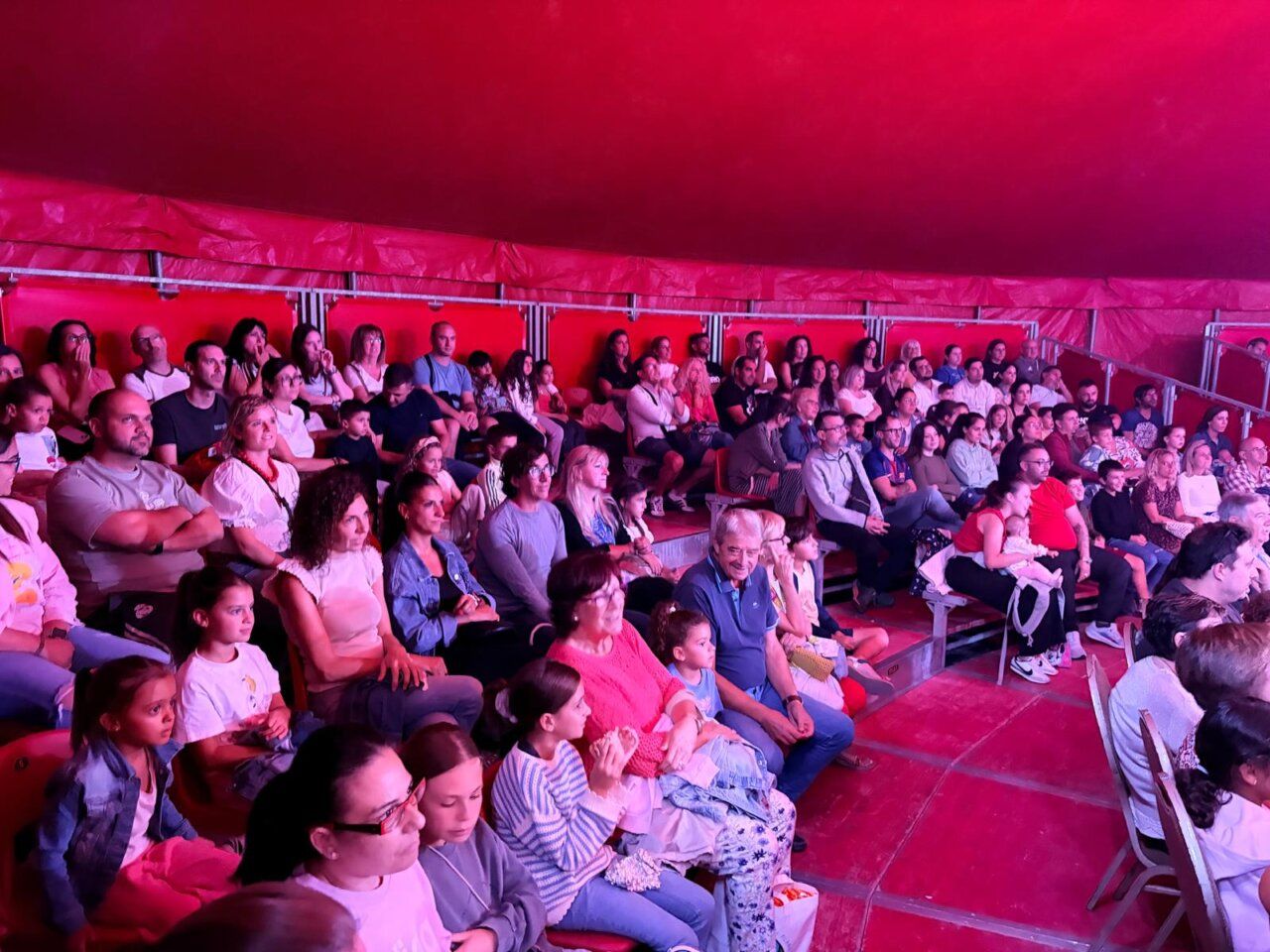 Público disfrutando del espectáculo 'El hechicero' en un circo.