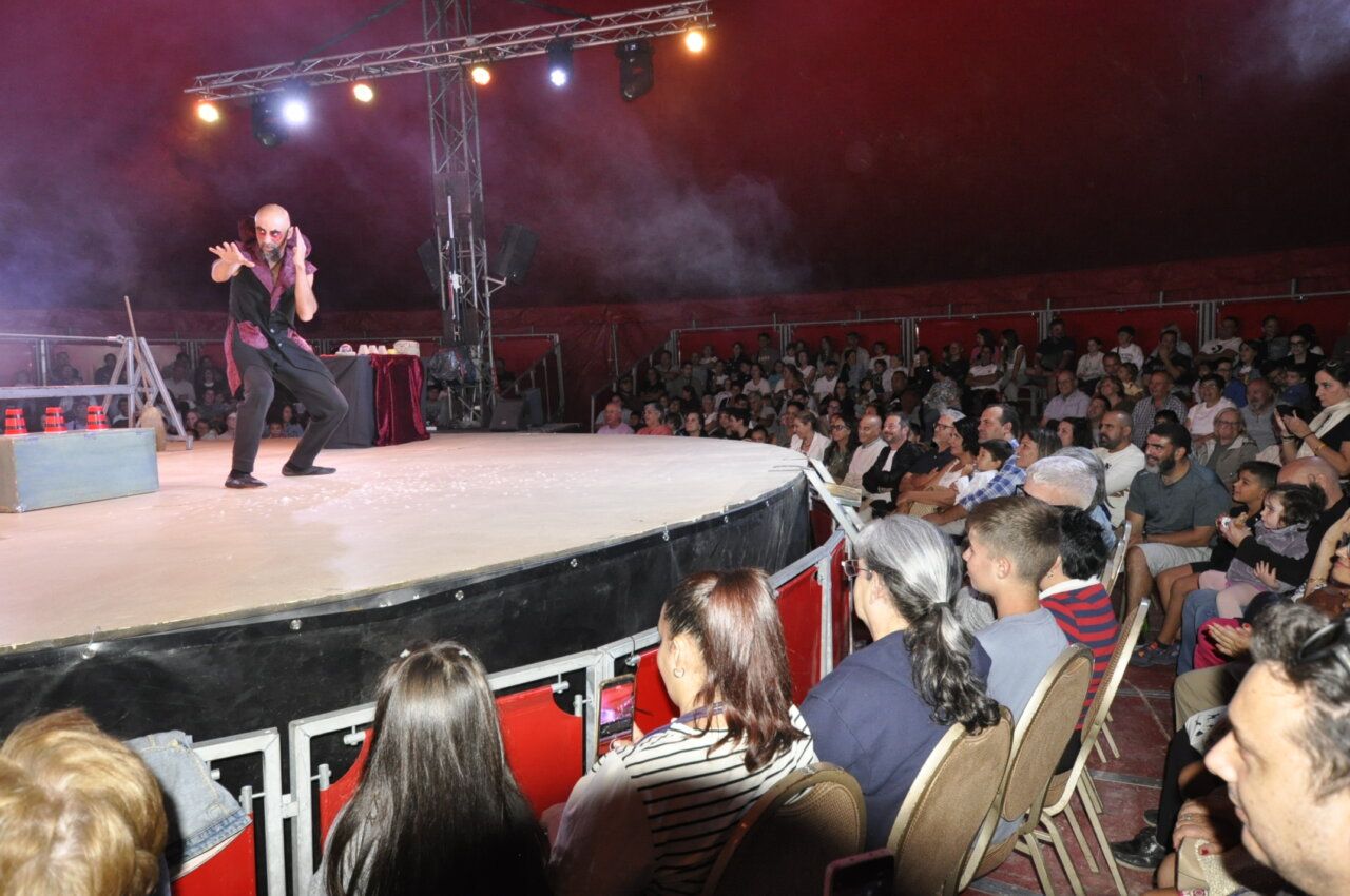 Espectáculo de magia en el evento Volatiritormes con público atento