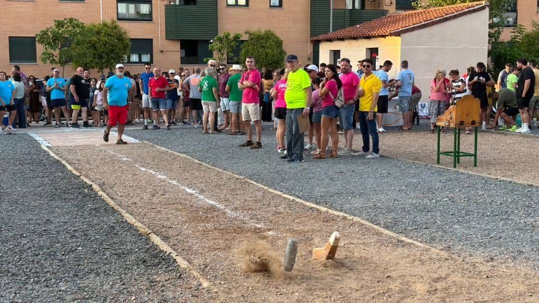 Participantes en los Juegos Autóctonos durante una competición al aire libre